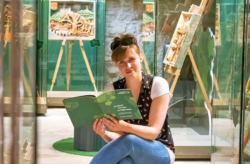 Kuratorin Claudia Meißner zeichnet verantwortlich für das Konzept der Ausstellung, zu der es auch ein Sagenheft gibt. Die Arbeiten stehen auf Staffeleien.