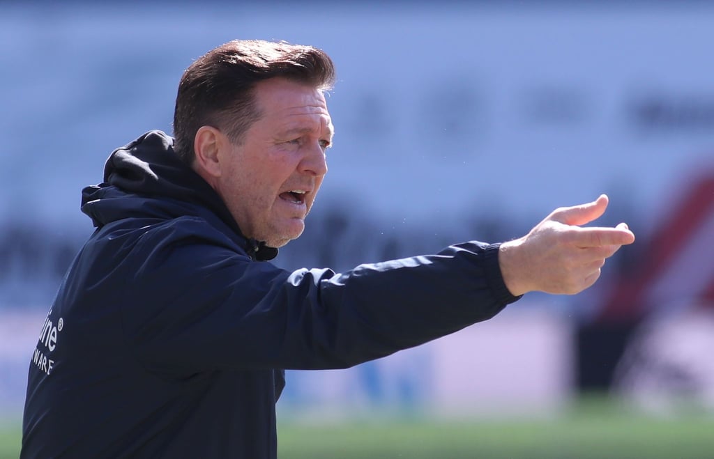 Magdeburgs Trainer Christian Titz gestikuliert während einer Begegnung am Spielfeldrand.