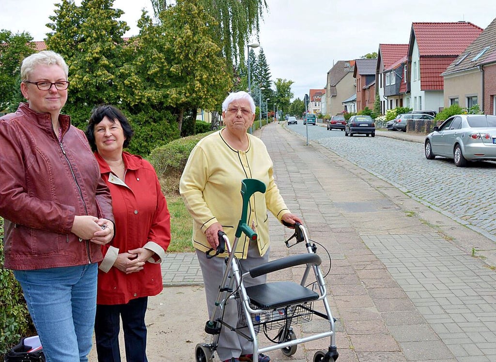 2019 protestierten Heidemarie Hastedt (links) und Mitanwohner schon einmal gegen die Verkehrsbelastung an der Otto-Nuschke-Straße. Eine wirkliche Besserung ist wohl erst Mitte Juli in Sicht.