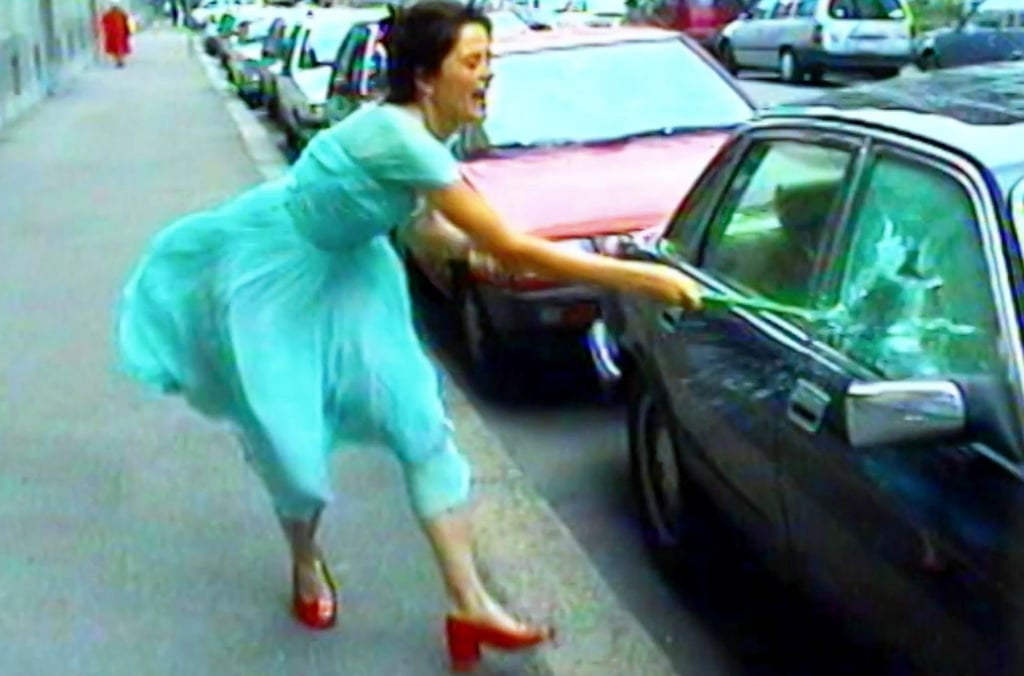 Die Videoinstallation „Ever is Over All“ (1997) von Pipilotti Rist.