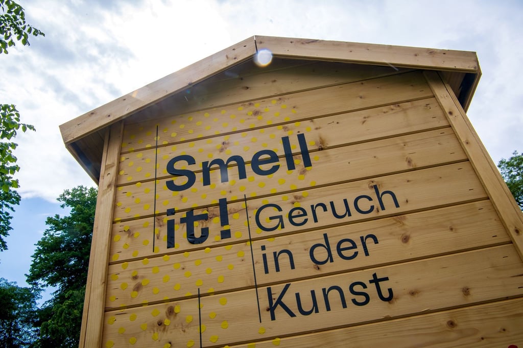 Ein Dufthaus steht im Park vor der Kunsthalle Bremen.