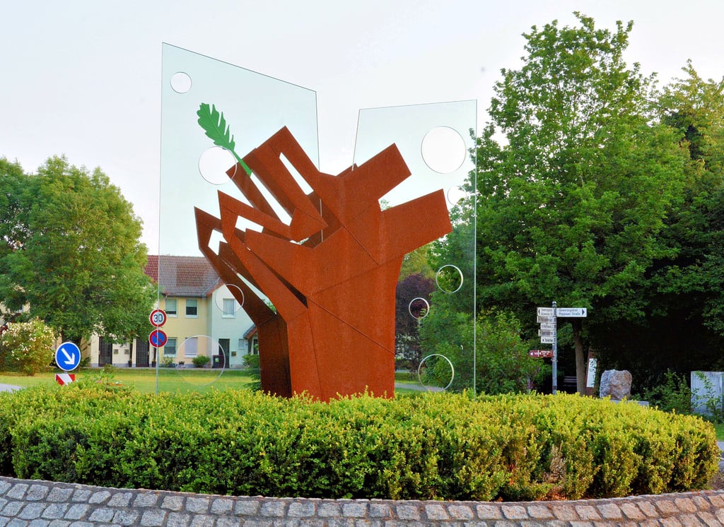 Sie soll nicht glänzen: Ein Wahrzeichen in der Klötzer Kernstadt ist die rostige Eiche in der Mitte des Kreisverkehrs am Adolph-Frank-Platz. Welche Themen sind für eine glänzende Zukunft der Purnitzstadt wichtig? Darüber beriet der Klötzer Ortschaftsrat.