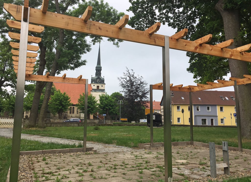Die entstehende Ruheoase im Hötensleber Dorfzentrum mit Blick auf die Bartholomäuskirche. Die Pergola wird noch begrünt.