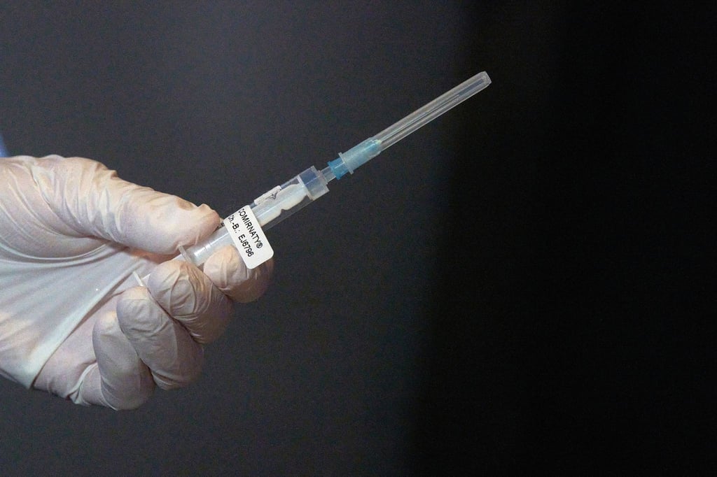 Eine Mitarbeiterin eines Impfteams überprüft eine Spritze mit dem Impfstoff gegen Covid-19.