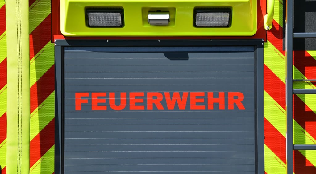 Der Schriftzug „Feuerwehr“ ist auf einem Einsatzfahrzeug angebracht.