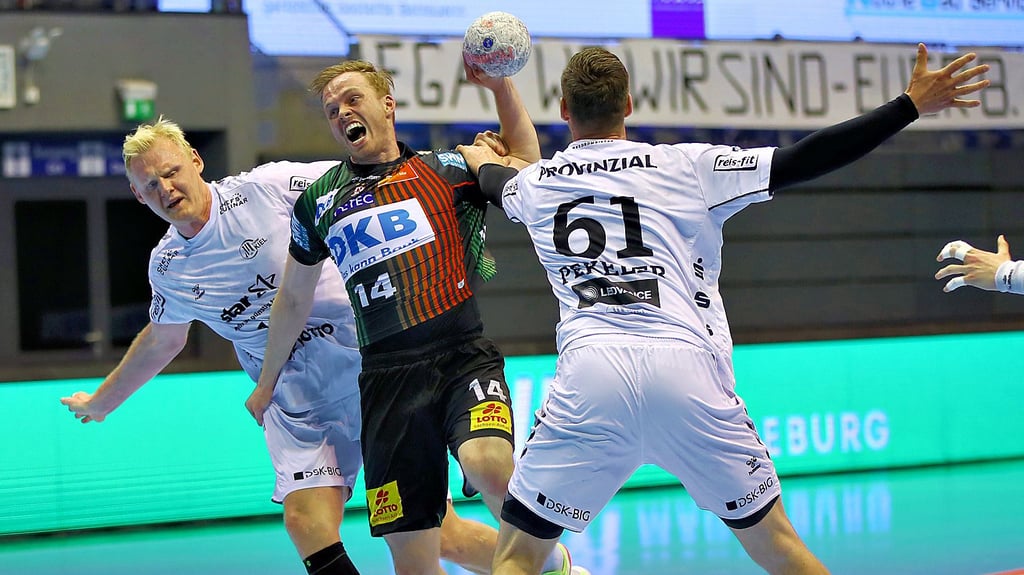 Auch in Bedrängnis erfolgreich: Omar Ingi Magnusson (M.) setzt sich gegen den Mittelblock des THWKiel und der Nationalmannschaft mit Hendrik Pekeler (r.) und Patrick Wiencek durch.