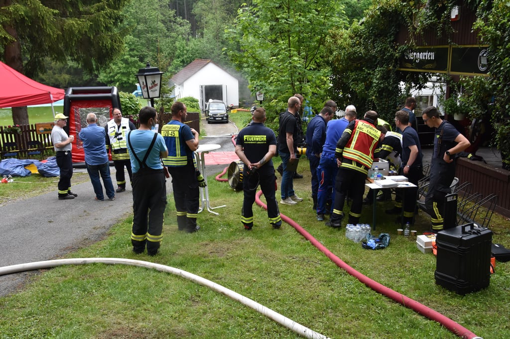 Zahlreiche Feuerwehrleute waren bei der Havarie im Waldbad Elend im Einsatz.