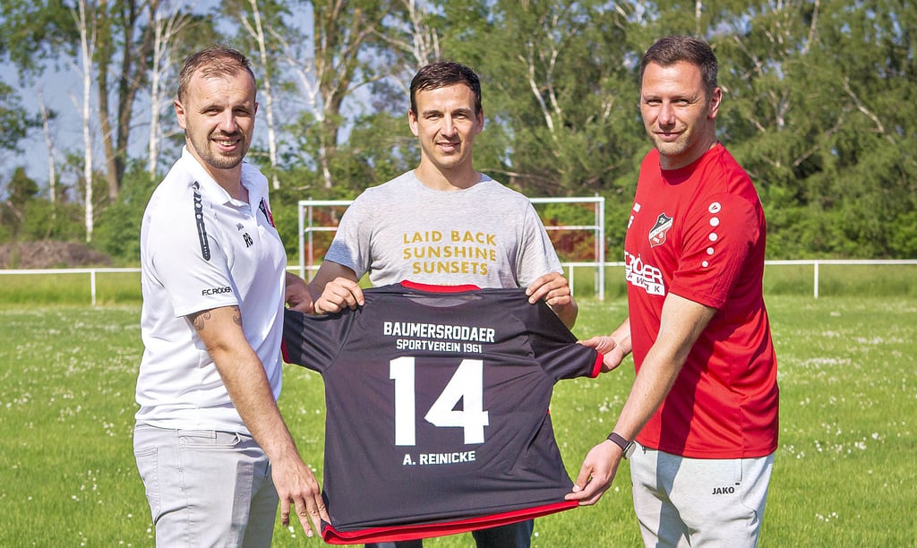 Albert Reinicke (Mitte) bekommt auch beim Baumersrodaer SV - hier der Sportliche Leiter Ronny Benndorf (l.) und der neue Trainer Sebastian Friedrich - seine Wunschnummer 14, die ihn die ganze Karriere hindurch begleitet.