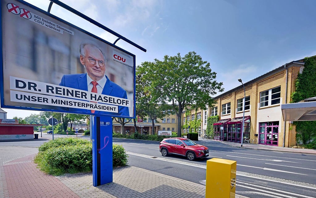 Gegenüber dem Kulturhaus Wolfen wurden alle Plakate entfernt, nur Reiner Haseloff von der CDU durfte bleiben.