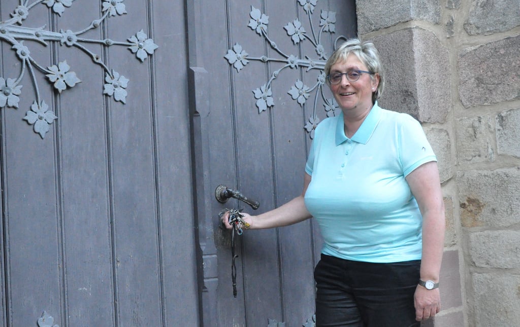 Annett Reisig hat den Schlüssel für die Oberkirche "Unser Lieben Frauen" in Burg. Sie hätte auch gerne den Schlüssel zu den Menschen, die der Kirche skeptisch gegenüberstehen.