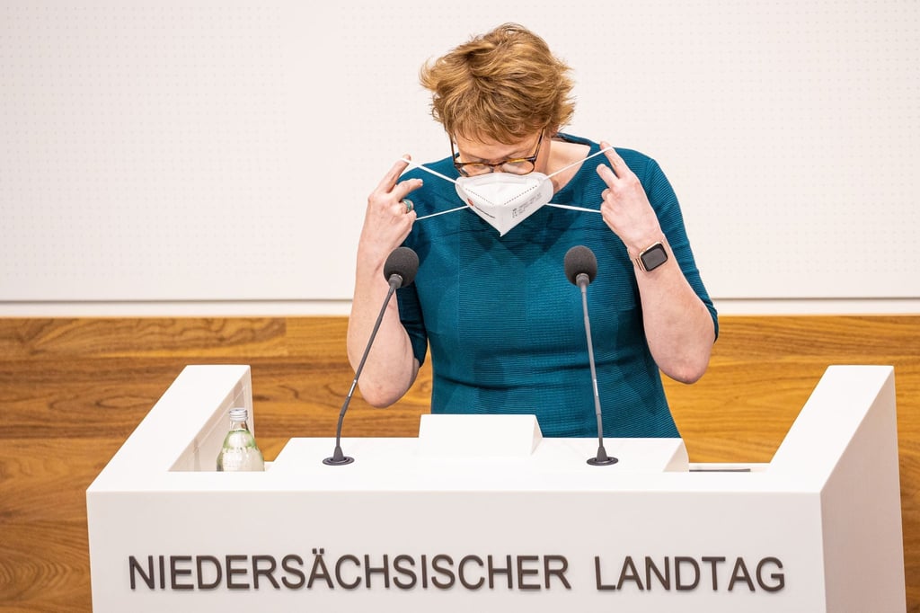 Niedersachsens Gesundheitsministerin Daniela Behrens (SPD) setzt eine FFP2-Maske auf.