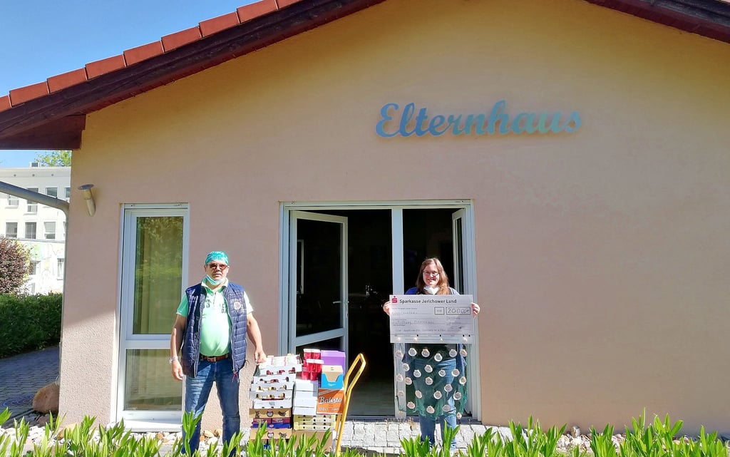 Guido Hässl überbrachte im Namen des Anglervereins Dornburg eine Spende in Höhe von 2000 Euro sowie Sachspenden für krebskranke Kinder. Der symbolische Scheck war mit einem Fischernetz verziert. Auf den Muscheln standen die Namen der Spender.