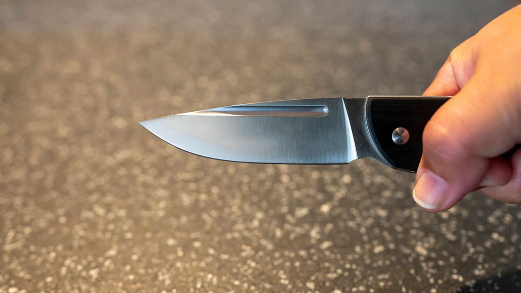 Der 66-Jähriger wurde mit einem Messer bedroht und erpresst.
