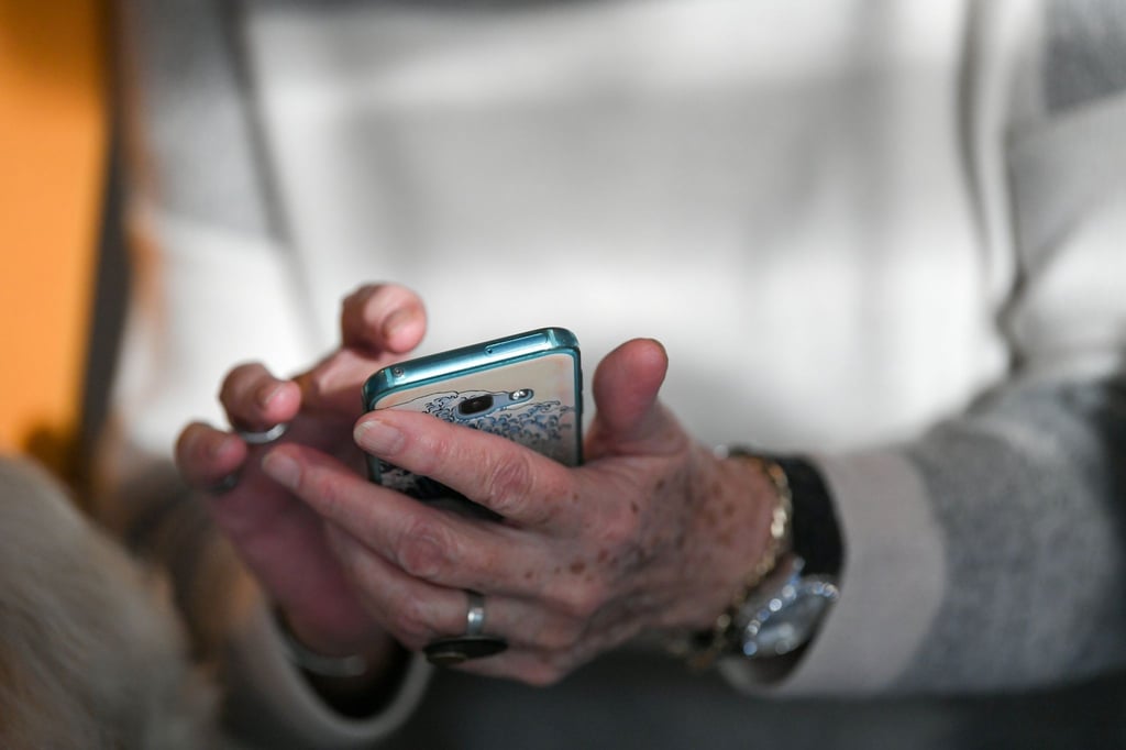 Ältere Menschen in Deutschland nutzen für die Erledigung ihrer Finanzgeschäfte immer häufiger ein Smartphone, Tablet-Computer oder PC.