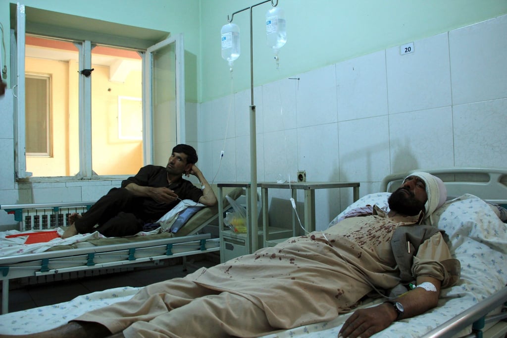 Verletzte Arbeiter der Minenräumorganisation Halo Trust werden in einem Krankenhaus in der nördlichen Provinz Baghlan behandelt.