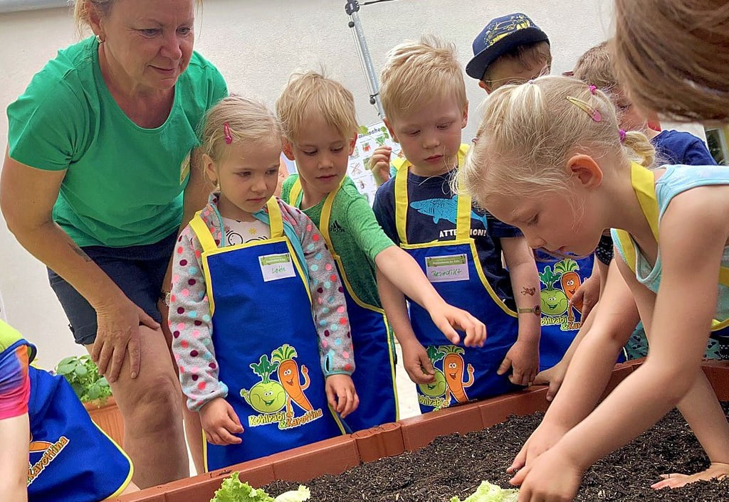 Cornelia Schmidt von der Edeka-Stiftung schaute den kleinen Gärtnern über die Schulter.