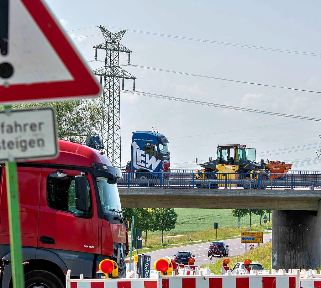 Auf der B189 bei Wolmirstedt laufen die Sanierungsarbeiten nach Angaben des Verkehrsministeriums planmäßig.