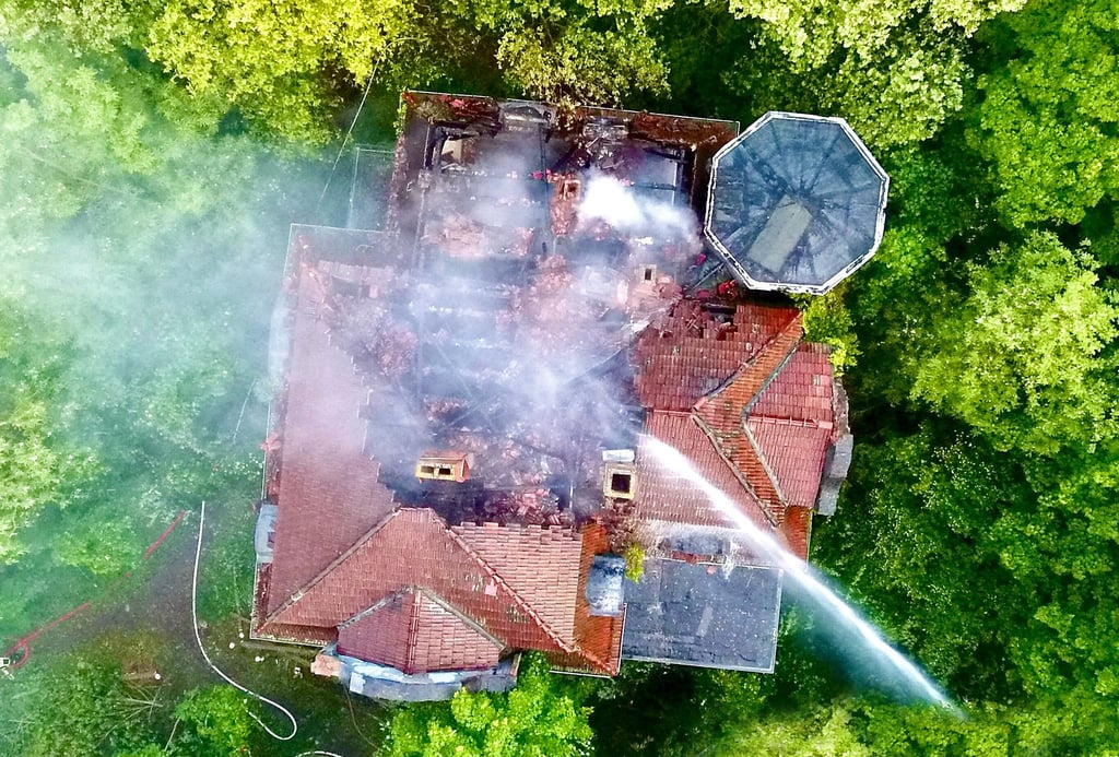 Der Blick von einer Drohne aus auf die brennende Ruine in der Weißenfelser Straße Am Forsthaus.