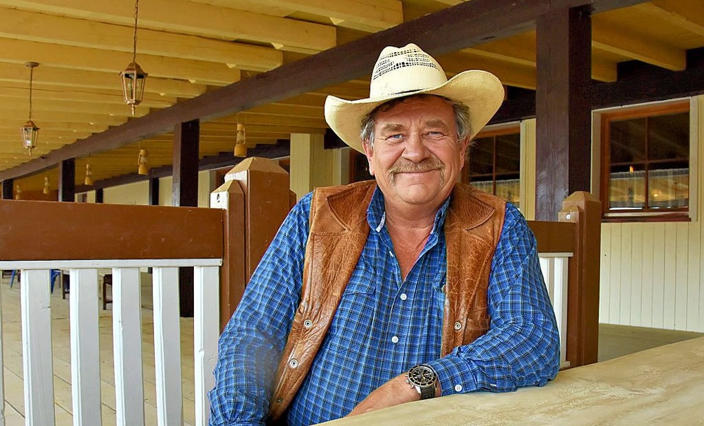 Westernstadt-Geschäftsführer Wolfgang Hagenberger hat auf der neuen Terrasse des Big Moose Saloon Platz genommen.