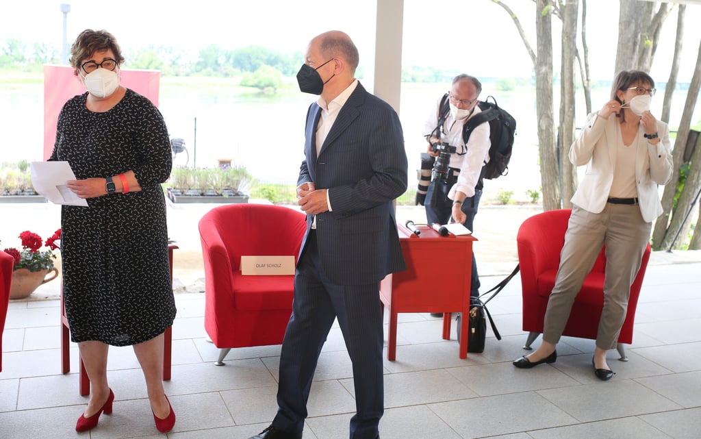 Im Wahlkampf übte die SPD noch Schulterschluss. Petra Grimm-Benne (links) bekam prominente Unterstützung von Olaf Scholz. Katja Pähle (rechts) scheint nach dem desaströsem Wahlergebnis im Abseits zu stehen.