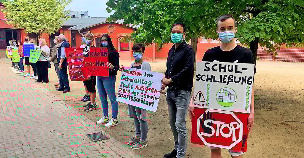 Schüler der Gemeinschaftsschule und Eltern protestieren, unterstützt durch Ortsbürgermeister und Ortschaftsräte aus Gernrode und Bad Suderode, vor Beginn der Sitzung gegen eine Schließung der Schule am Standort Gernrode.