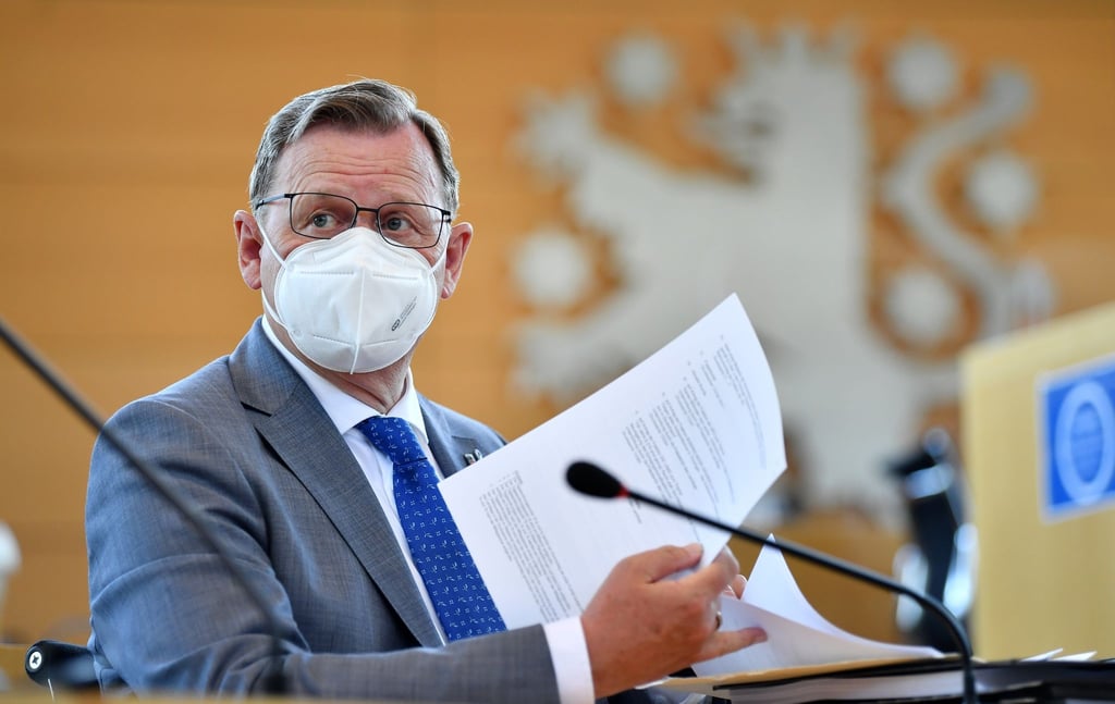 Ministerpräsident Bodo Ramelow (Die Linke) sitzt im Plenarsaal des Thüringer Landtags.