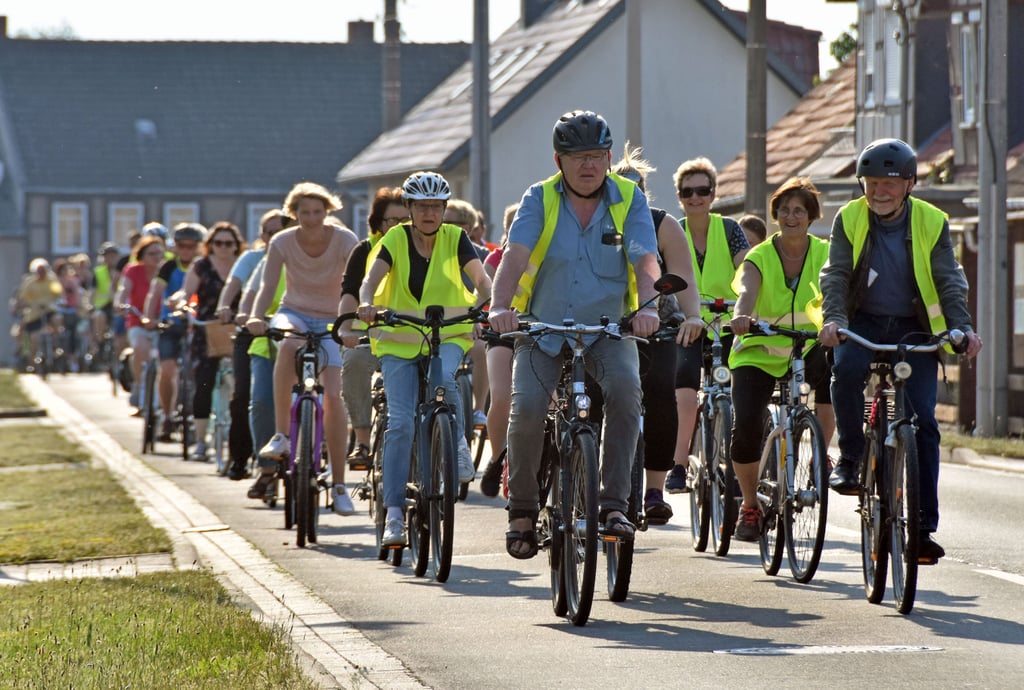 Durch Etingen radeln Mitglieder der Bürgerinitiative und deren Freunde. Ziel der Tour ist der Dorfteich in Wegenstedt.