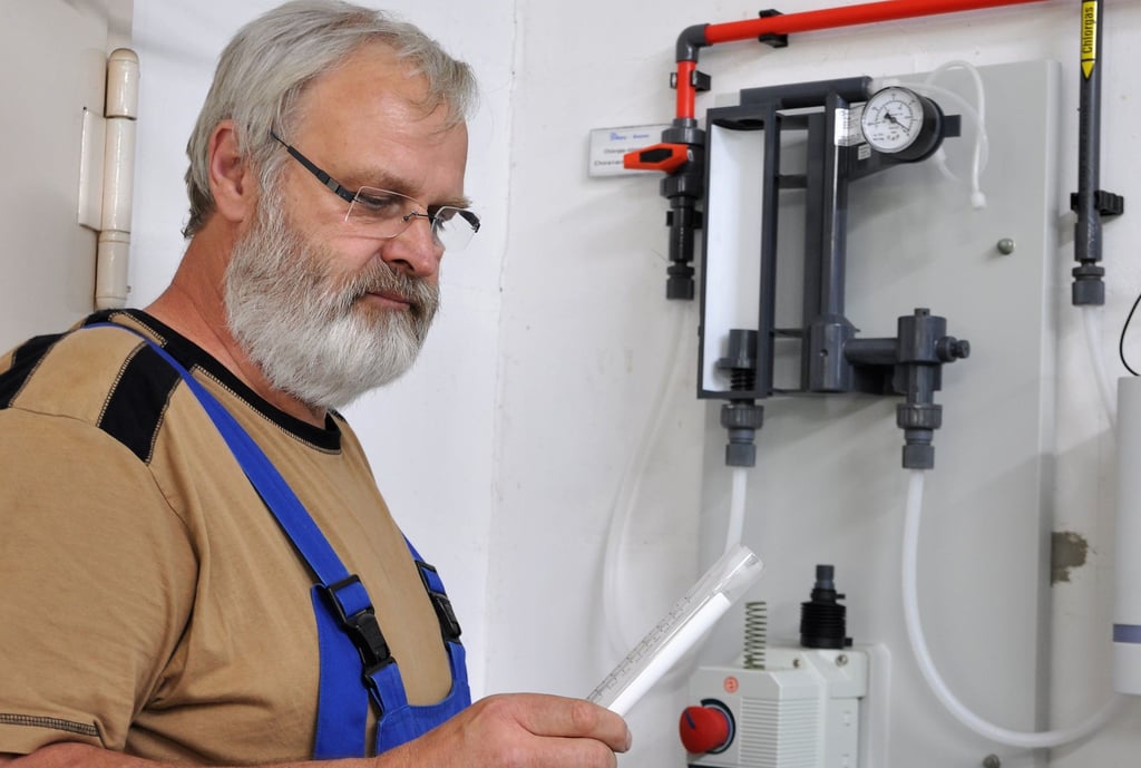 Lutz Kummer, Mitarbeiter der Firma Peter Nitschke Service und
Dosieranlagentechnik aus Markranstädt, wartete die Chloranlage.