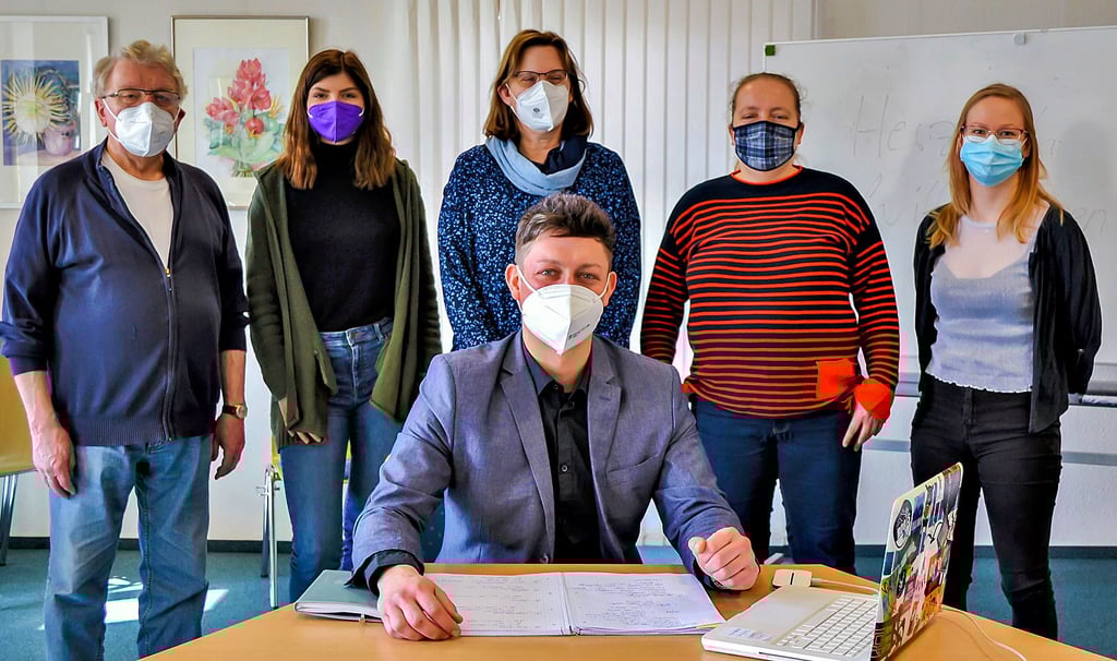 Maker-Manager Manfred Gramer (vorn) hat das vom Ministerium empfohlene Programm mit Hilfe der Maker-Gruppe ausgearbeitet.