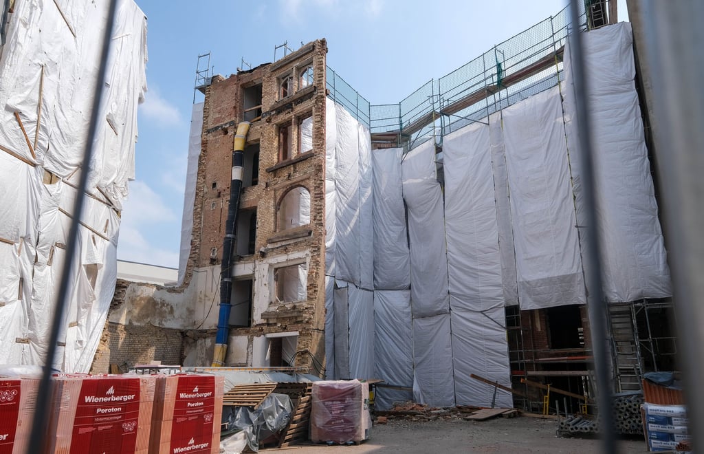 In der Gustav-Anlauf-Straße in Halle wird ein Haus saniert - das hat Auswirkungen auf das Pflaster.