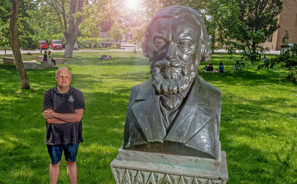 Student Wilhelm Dargel vor dem halleschen Denkmal von Julius Kühn. Kühn gilt als Begründer des agrarwissenschaftlichen Universitätsstudiums in Deutschland, genauer: in Halle.