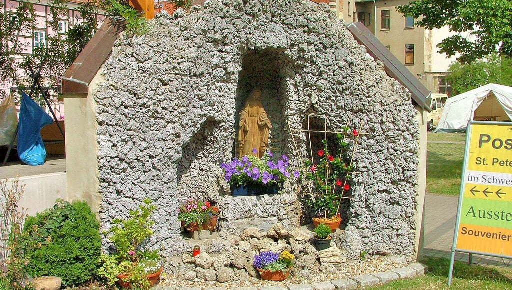 Da war sie noch da: In der mittleren Grotte steht die Marienfigur, geschützt hinter Sicherheitsglas.