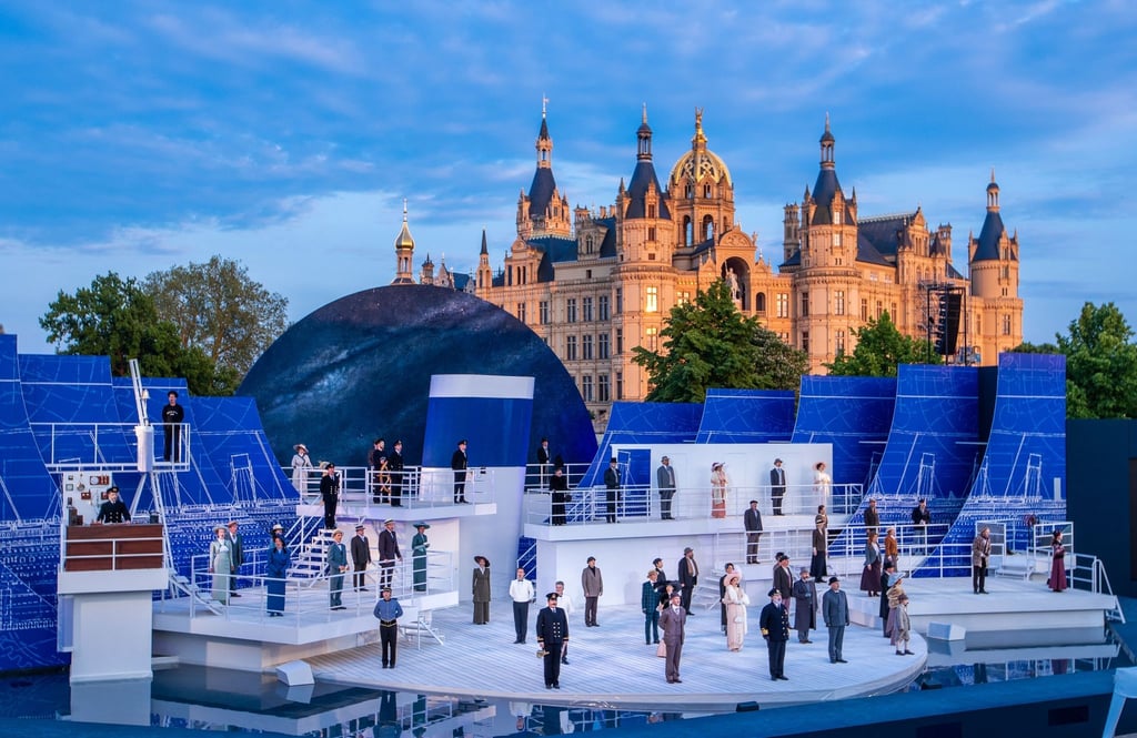 Schauspieler und Tänzer spielen im Musical „Titanic“ auf der Bühne der Schlossfestspiele Schwerin.