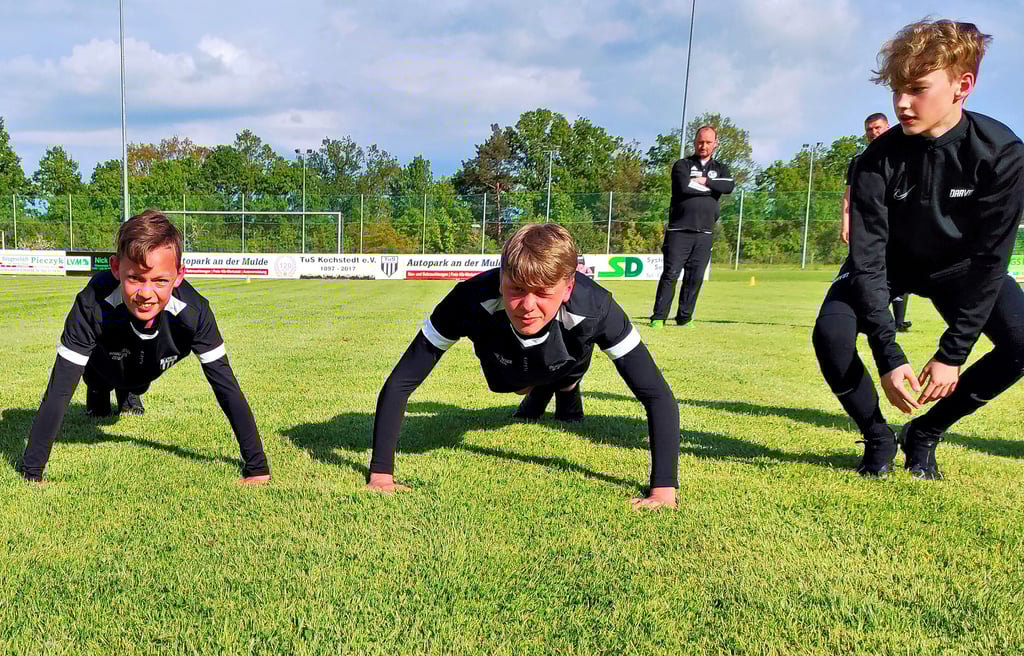 Einige Fußballer der C-Jugend sind auf dem Platz von TuS. Fit gemacht werden sie auch mit Kraftübungen.