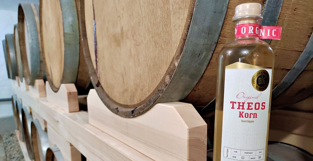 Aus dem romanischen Gewölbekeller hat Familie Demmel einen Whiskykeller gemacht. Unter dem Gästehaus lagern die Eichenfässer der Fallstein Destillerie, wo auch Theos Korn im Fass gereift ist.