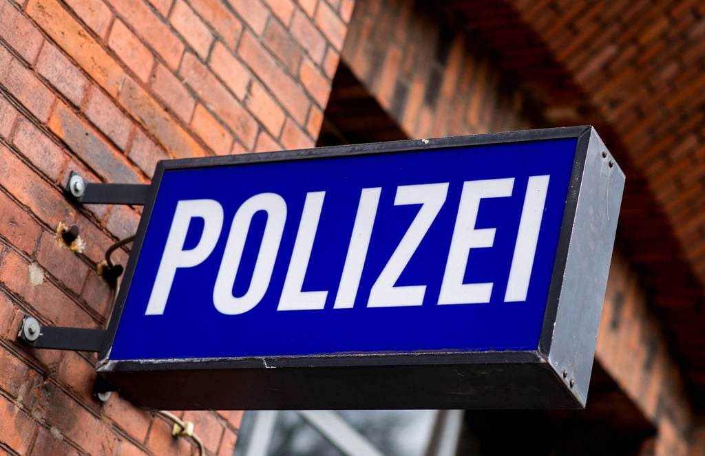 Der Schriftzug „Polizei“ auf einem Schild am Gebäude einer Polizeiinspektion.