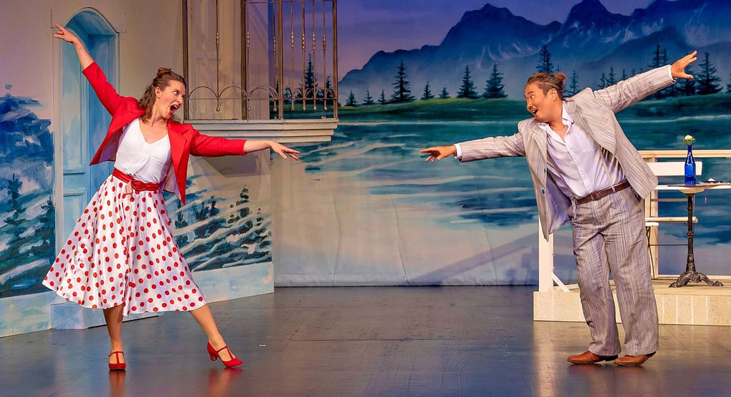 Szenenfoto aus der Operette ?Im weißen Rössl" mit Maximiliane Schünemann und Max An.