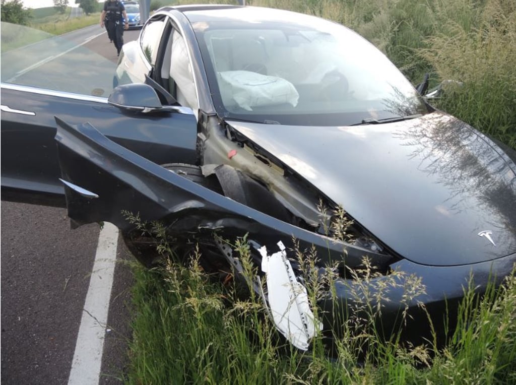 Mit einem PKW der Marke Tesla ist ein 40-Jähriger mit vier Kindern auf der L 77 bei Beckendorf von der Fahrbahn gekommen.