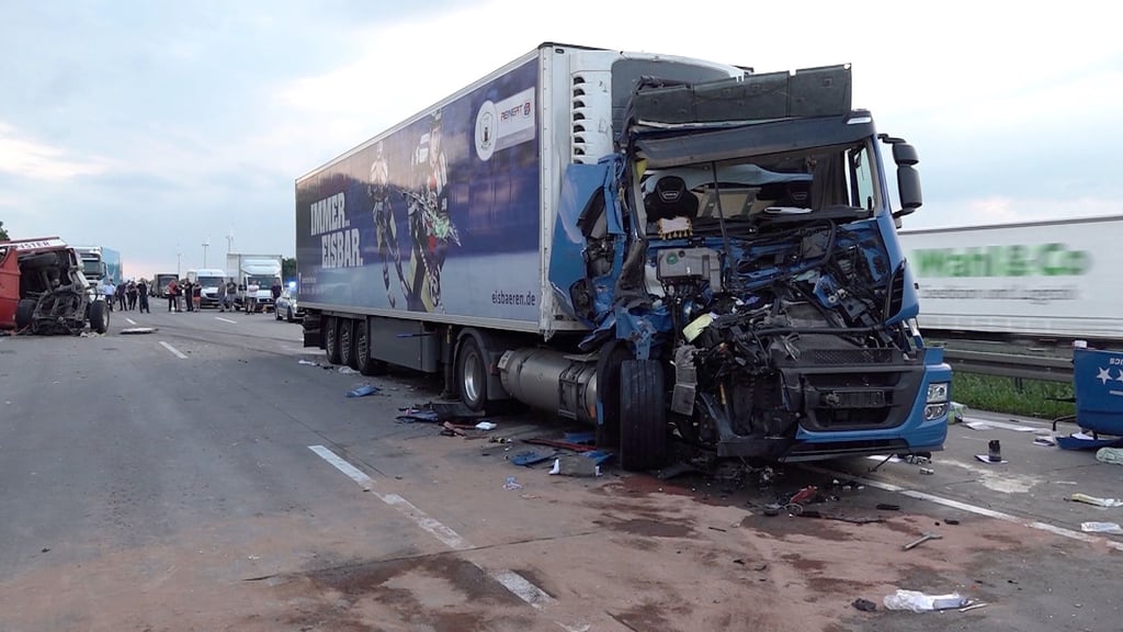 Ein Lkw fuhr ungebremst auf ein Stauende auf der A2 in Höhe Irxleben aus.