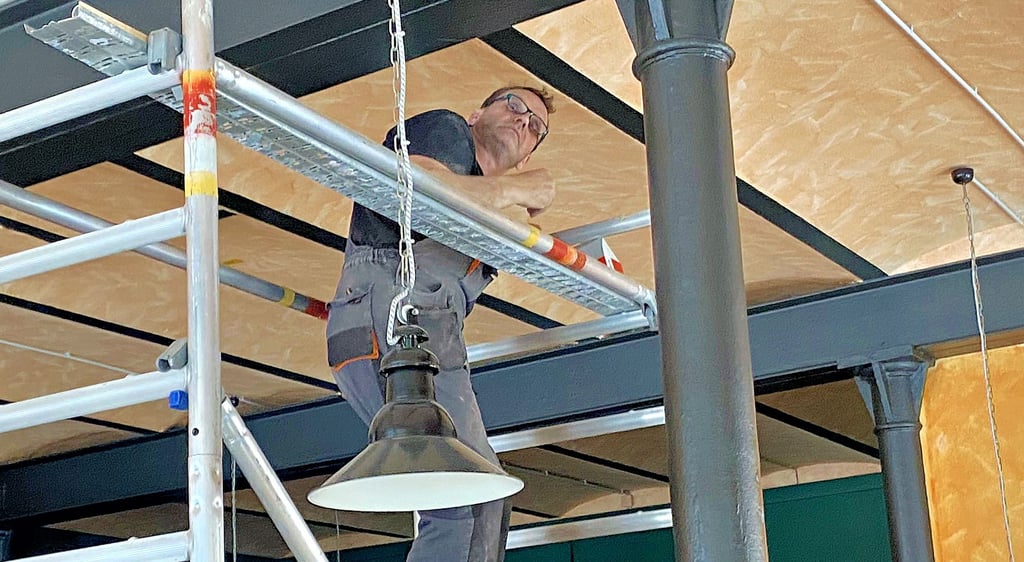 Elektriker einer Fachfirma bauen derzeit die Brandmeldeanlage in den Räumen des Porzellaneums ein - hier im Porzellancafé.