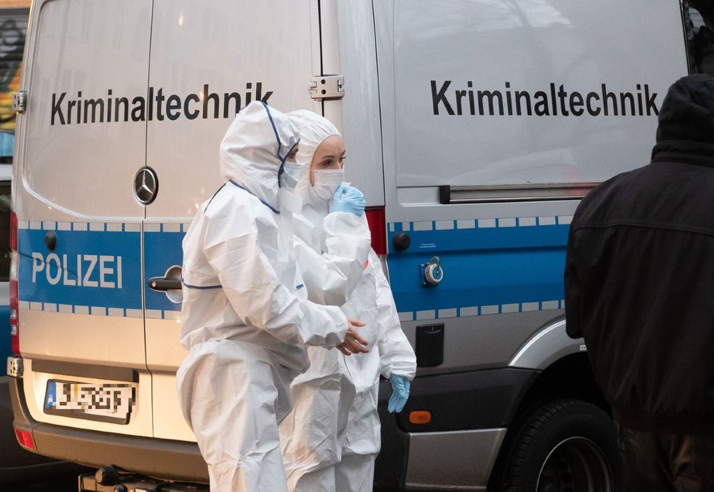 Mitarbeiterinnen der Kripo stehen an einem Fahrzeug der Kriminaltechnik.