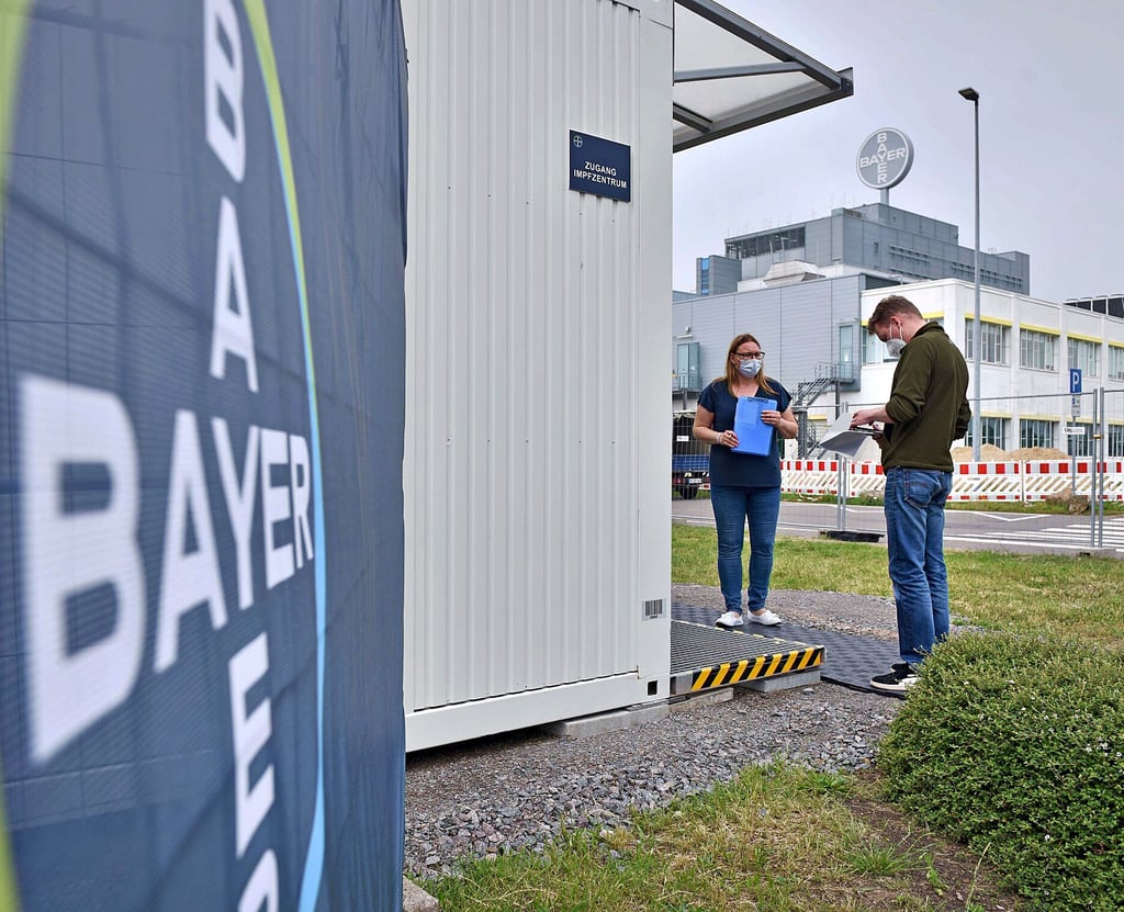 Das Impfzentrum der Bayer Bitterfeld GmbH hat gestern den Betrieb aufgenommen. Es steht sowohl den eigenen Mitarbeitern als auch Beschäftigten von mehr als 30 Unternehmen der Region zur Verfügung