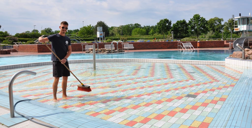 Azubi Tobias Schweika kümmerte sich am Mittwoch um die Reinigung des Planschbeckens im Zerbster Freibad, das ab Sonnabend für Besucher öffnet.