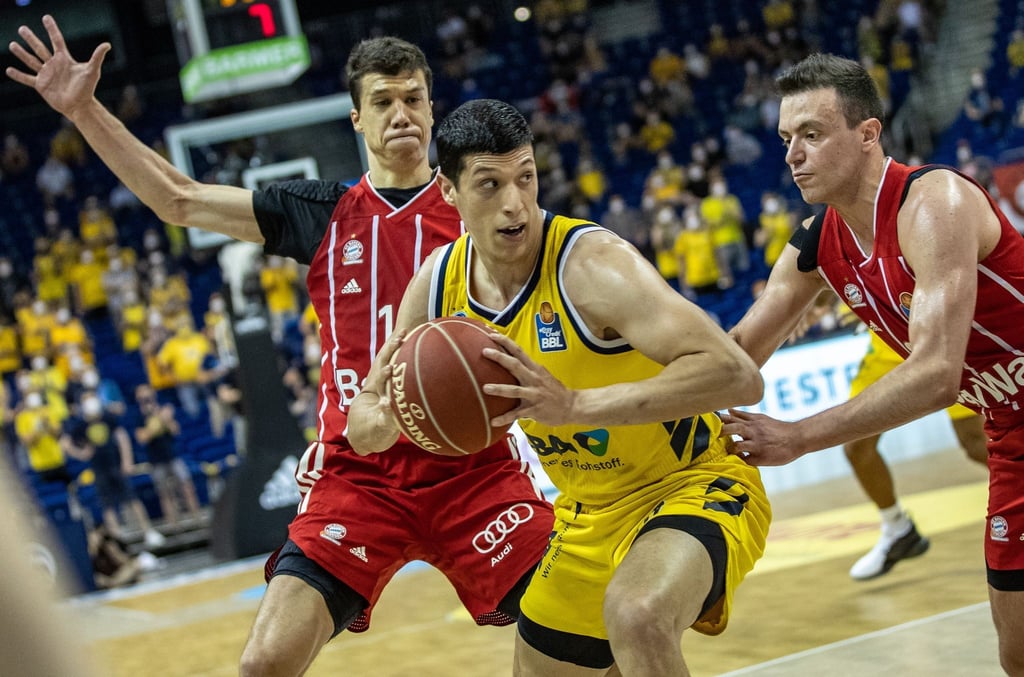 Die Berliner um Simone Fontecchio (M.) setzten sich gegen die Bayern-Basketballer durch.