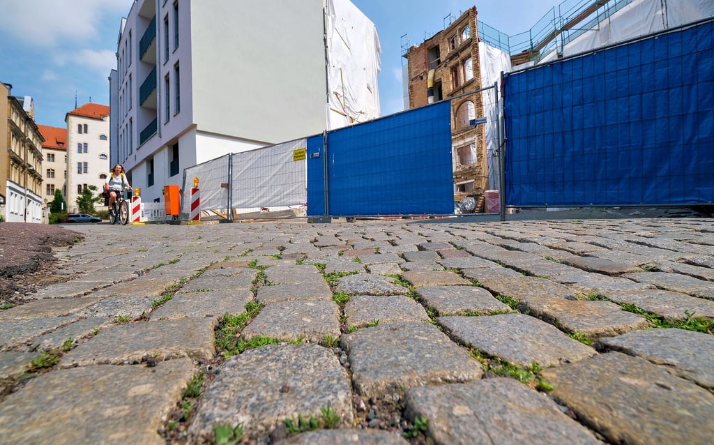 In der Gustav-Anlauf-Straße, die bis zum Markt führt, ist das Pflaster in einem sehr schlechten Zustand. Schwere Laster dürfen es nicht befahren.