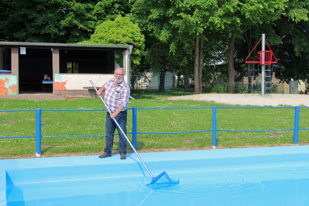 Manfred Jordan legte am Mittwoch noch kurz selbst Hand an und fischte ein paar Blätter aus dem kleinen Becken. Ab Sonnabend ist das Eilsleber Freibad geöffnet.