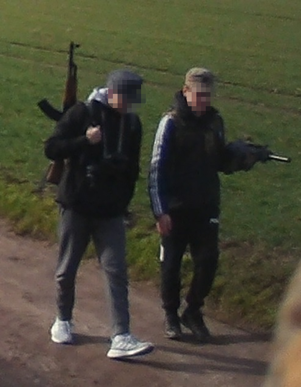 Zwei Männer spazierten seelenruhig und bewaffnet durch eine Gartenanlage in Bennstedt im Saalekreis. Die Polizei ermittelt wegen unerlaubten Mitführens von Schusswaffen.