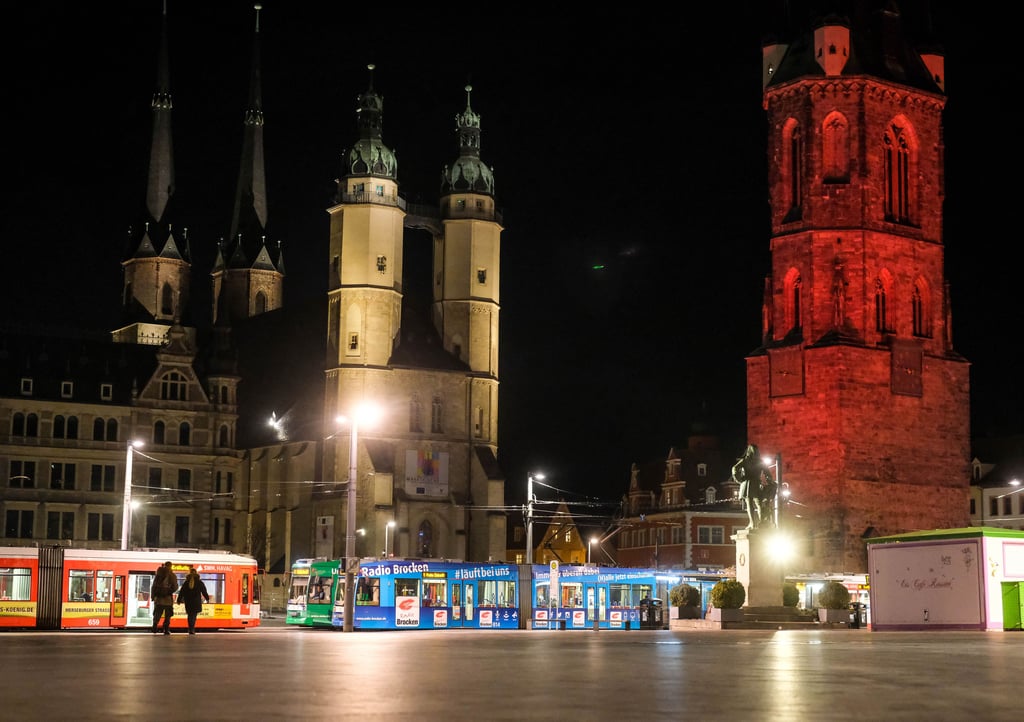 Halle bei Nacht: Blick auf dem Markt.