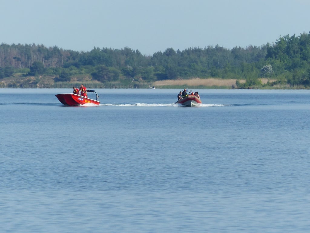 Kräfte der Feuerwehr und der DLRG während des Einsatzes auf der Goitzsche.