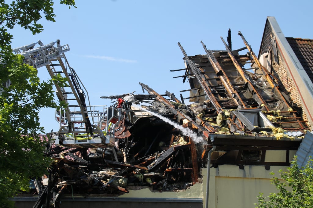 Am 02. Juni 2021 brannte am frühen Morgen am Dorfplatz in Büschdorf eine ausgebaute Scheune nieder.